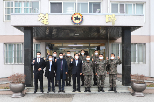 김상수(앞줄 오른쪽에서 네번째) 대한건설협회 회장과 김섭(앞줄 오른쪽에서 세번째) 제75보병사단장이 전달식을 기념하여 단체사진을 촬영하고 있다. <대한건설협회 제공>